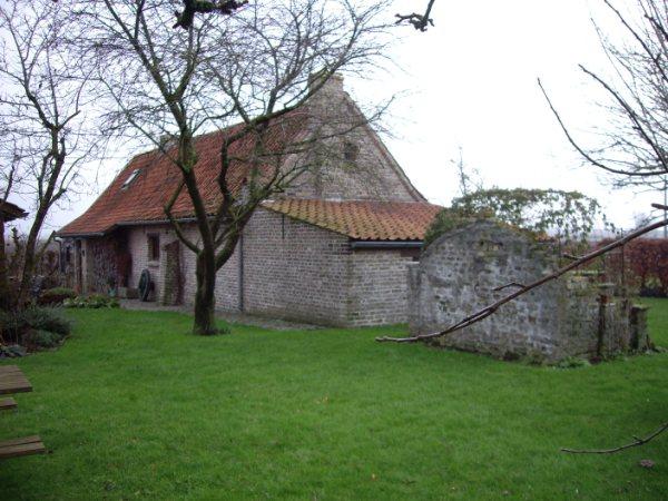 Dit karaktervolle huisje (4 tot 6 pers.) is prachtig gesitueerd te midden de Vlaamse Polders, in de driehoek van de legendarische steden Diksmuide, Ieper, Poperinge.